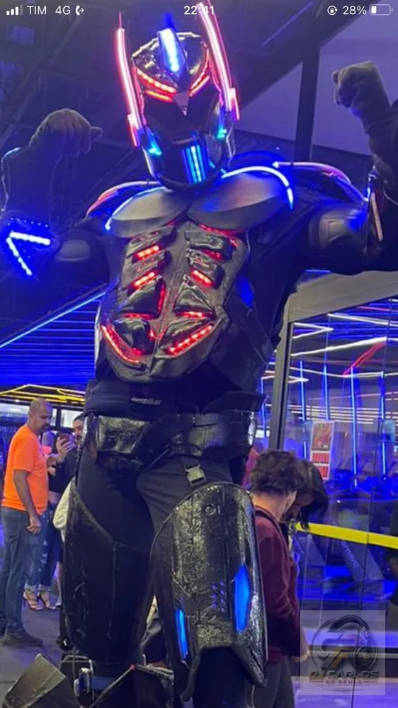 Robô de LED Megatron interagindo com convidados