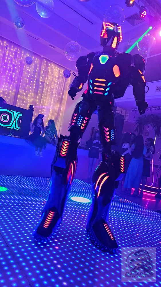 Robô de LED Megatron em evento corporativo